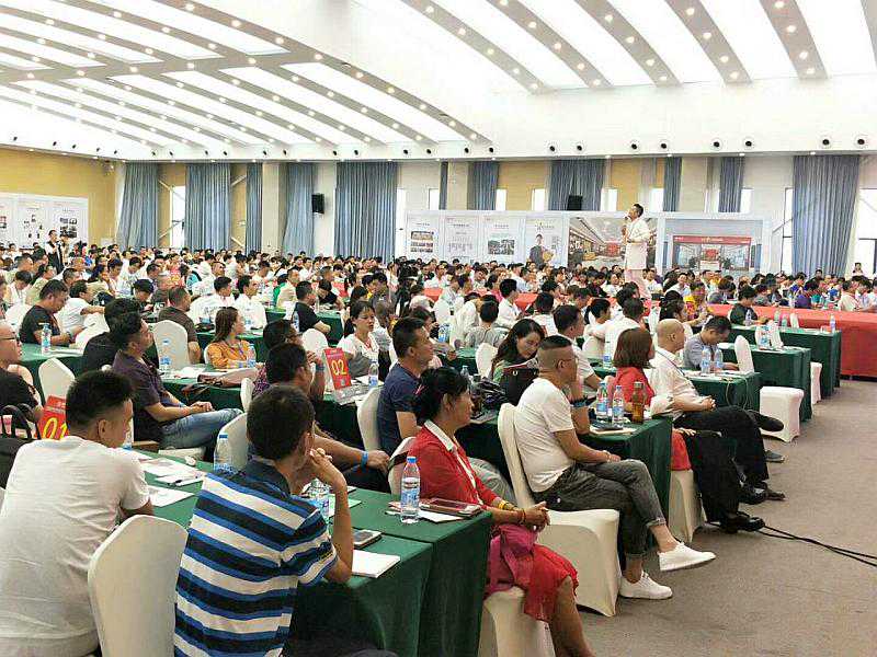 万元现金遗失急坏群众，民警热心帮助找回获锦旗